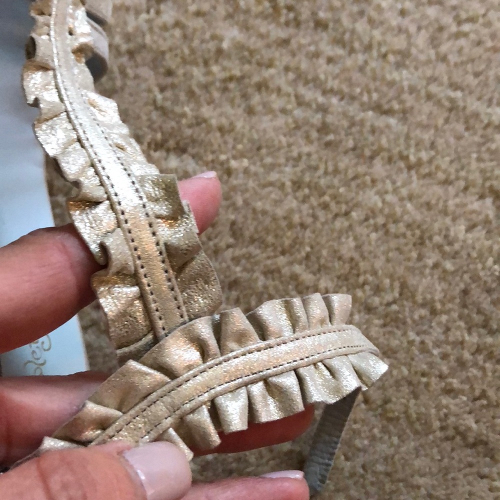 CYNTHIA ROWLEY SILVER RUFFLE HEEL - Picture 5 of 5